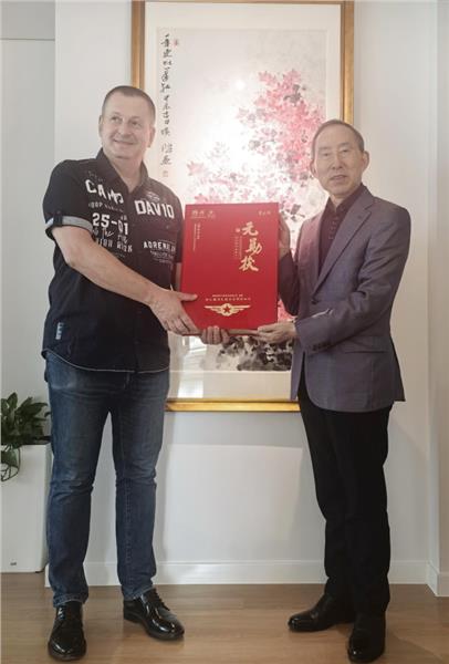龙宇翔与俄罗斯教育部委员、俄罗斯国立工艺美术大学校长库拉索福亲切会见